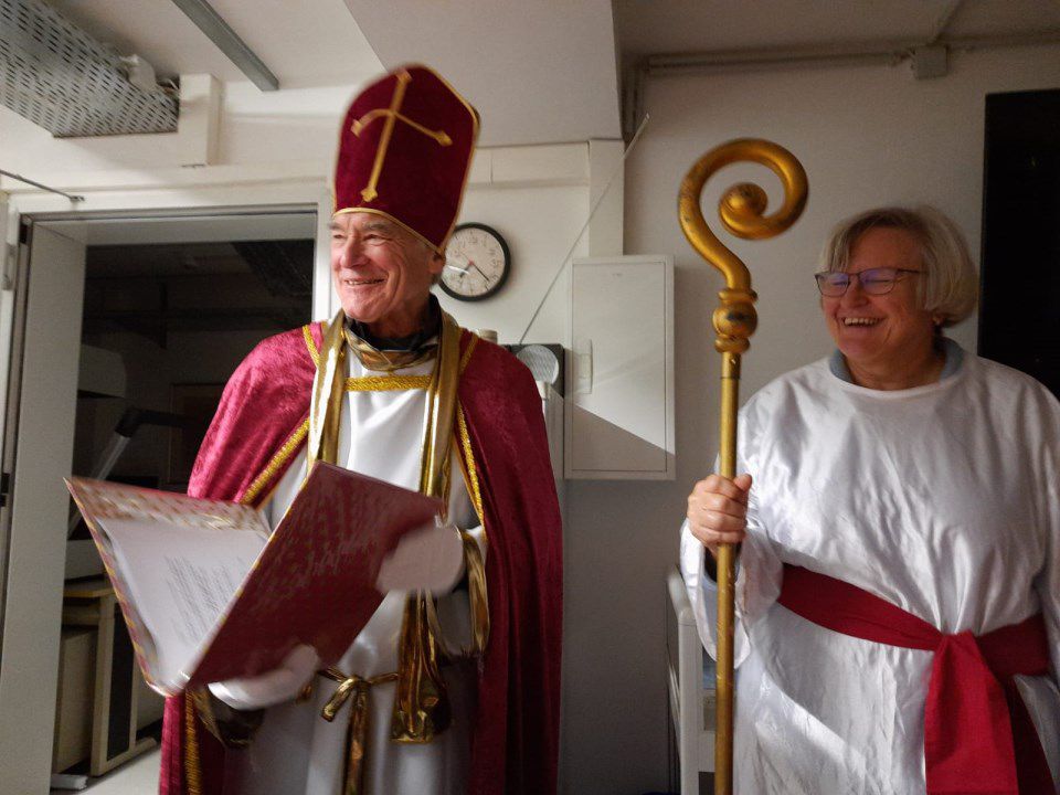 Nikolaus mit seiner Helferin