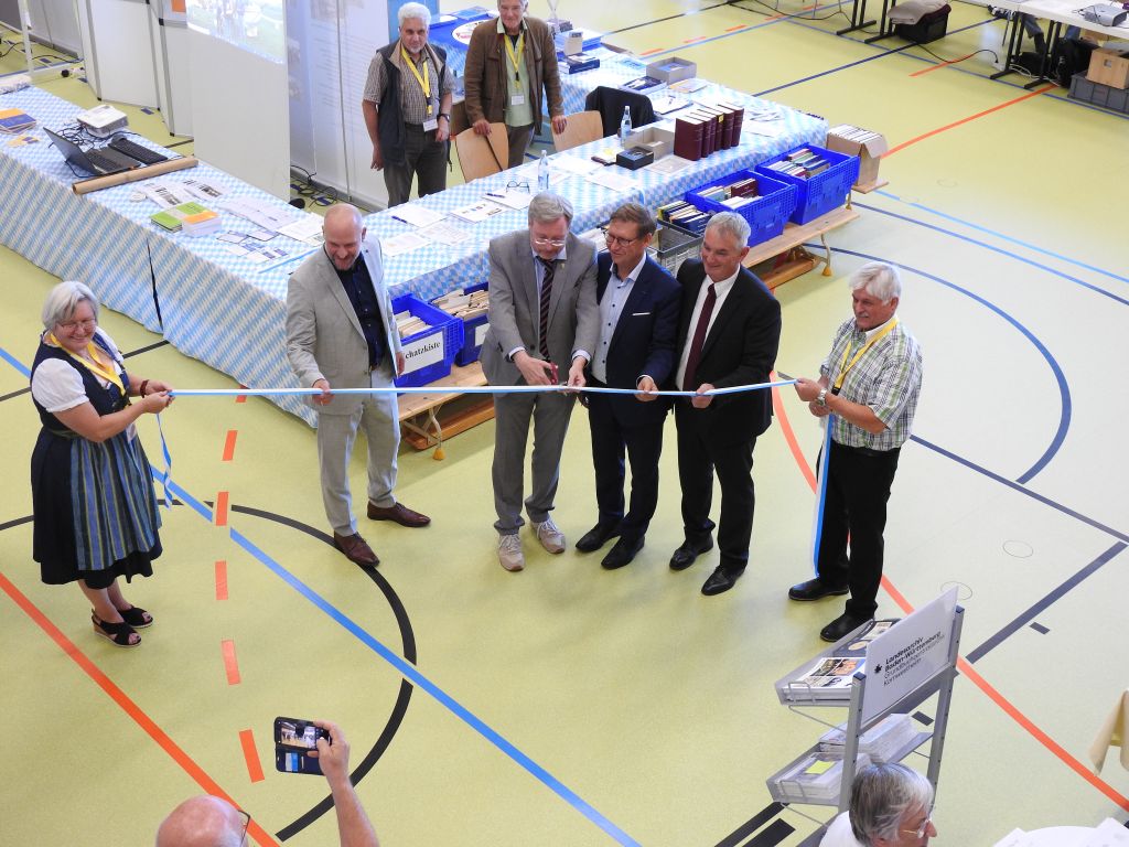 Eröffnung der Ausstellung in der Turnhalle