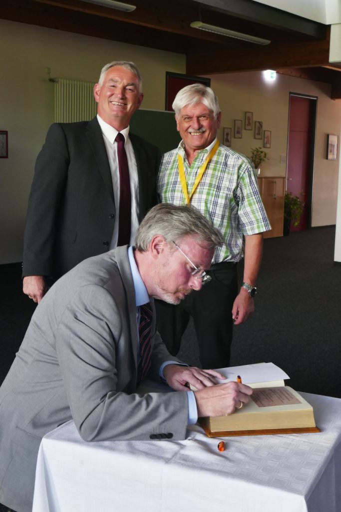 Dirk Weissleder - Eintrag ins Goldene Buch von Tapfheim mit Karl Malz, Erster Bürgermeister von Tapfheim; und Manfred Wegele, Landesvorsitzer Bayerischer Landesverein für Familienforschung