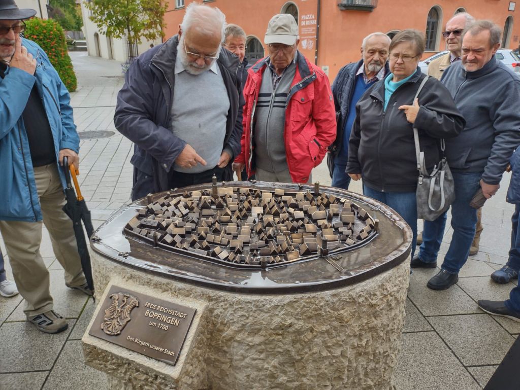 Herr Mundt mit der Gruppe vor dem Modell der freien Reichstadt Bopfingen (um 1700)