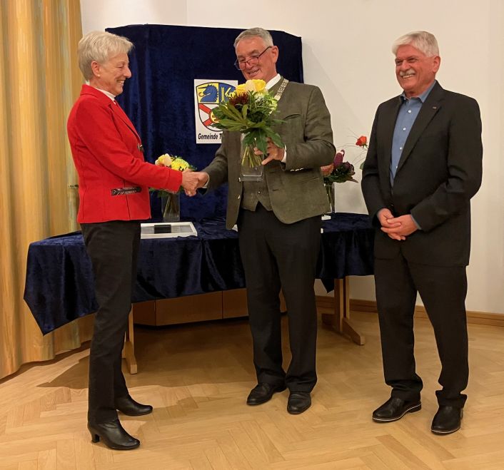 Manfred und Eva Wegele mit Bürgermeister Malz