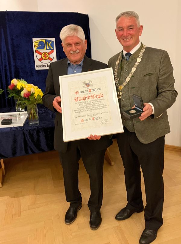 Bürgermeister Malz überreicht die silberne Bürgermedaille am Manfred Wegele