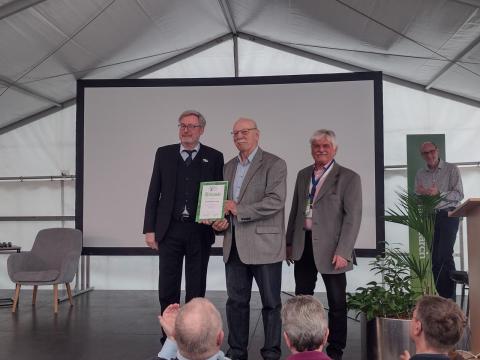 Rudi Stiening (Mitte), mit dem DAGV-Vorsitzenden Dirk Weissleder (links) und dem BLF-Vorsitzenden Manfred Wegele (rechts)